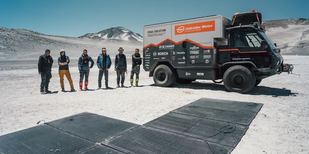 Güneş enerjili kamyon dünyanın en yüksek volkanına tırmandı