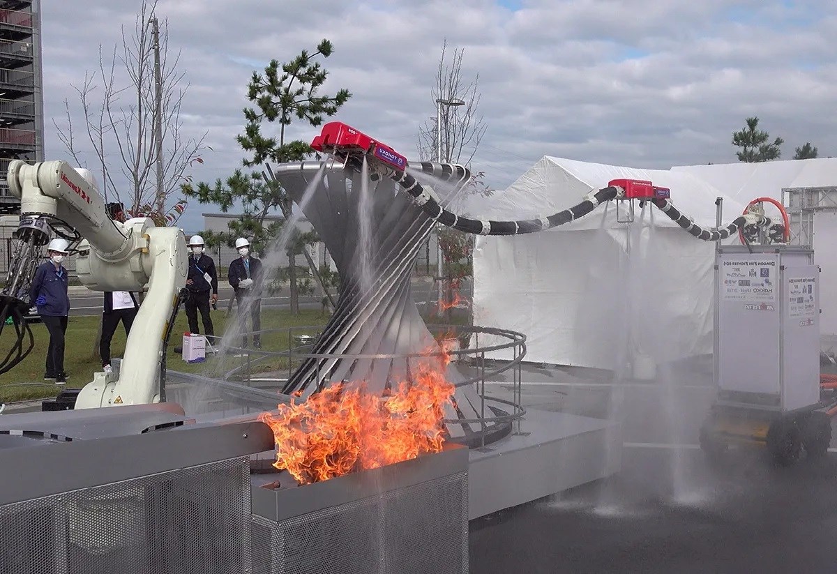 Yangınlar için su püskürten “uçan ejderha” robotu geliştirildi
