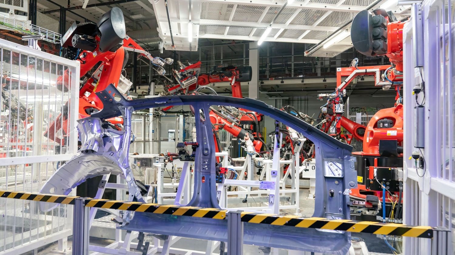 İlk kan döküldü: Tesla fabrikasında bir robot, çalışana saldırdı