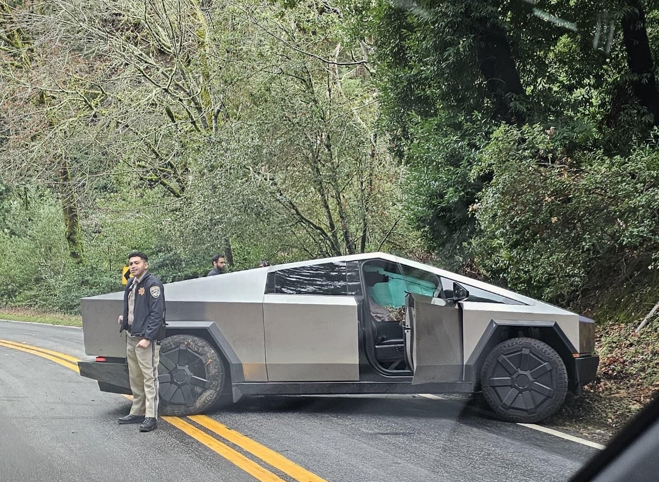 Tesla Cybertruck ilk kazasını Toyota Corolla ile yaptı