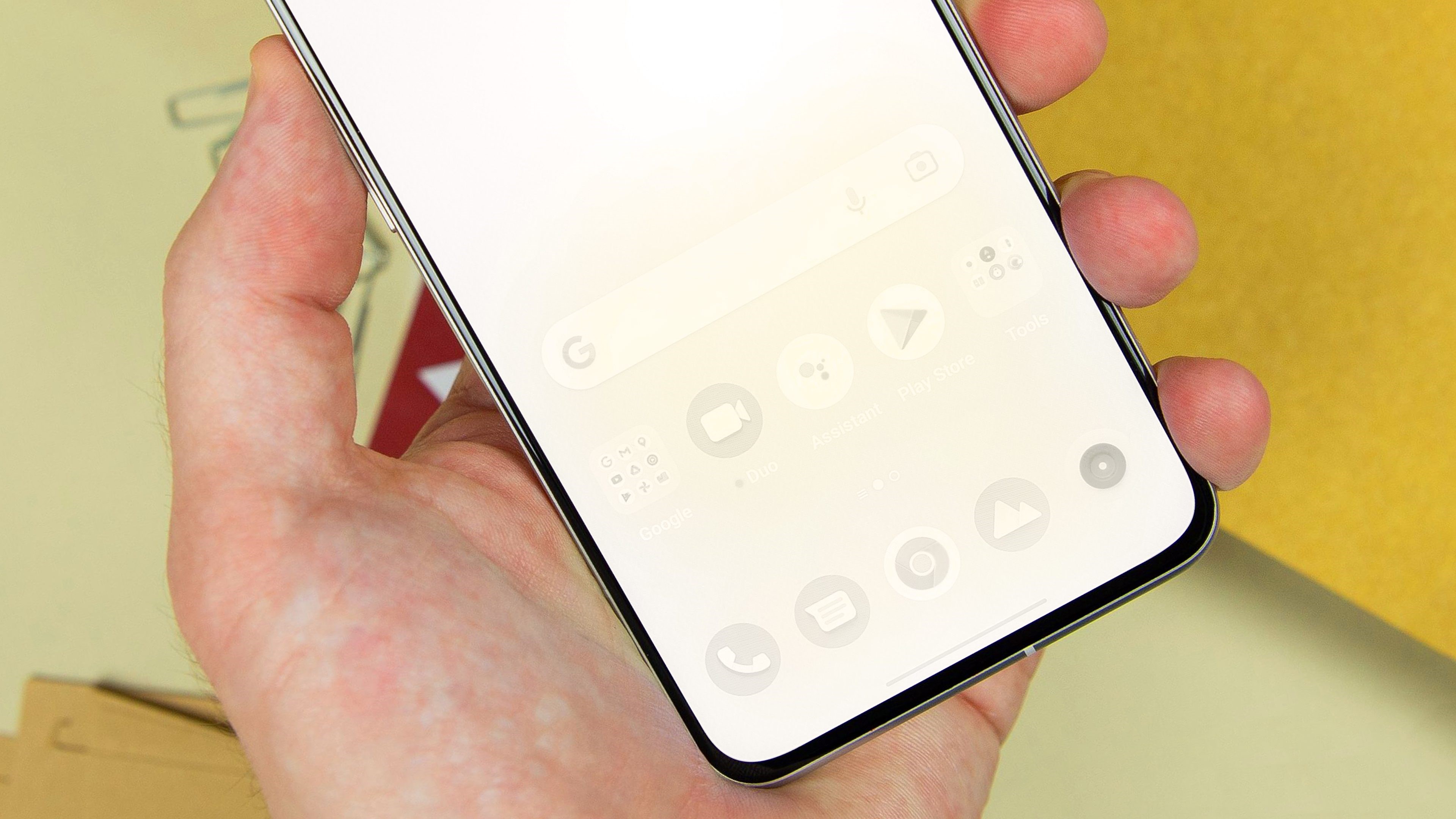 Samsung telefonların ekranını koruyan özellik geri geliyor!