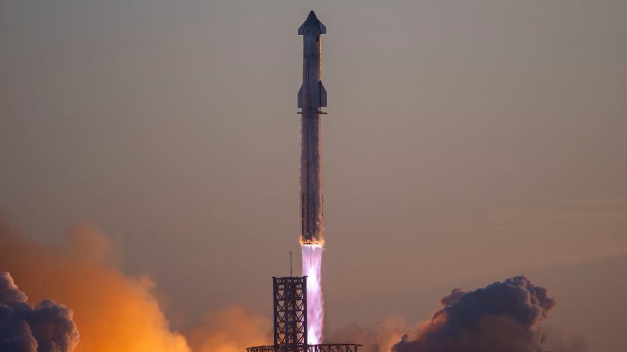 SpaceX, dünyanın en güçlü roketinin üçüncü testi için tarih verdi