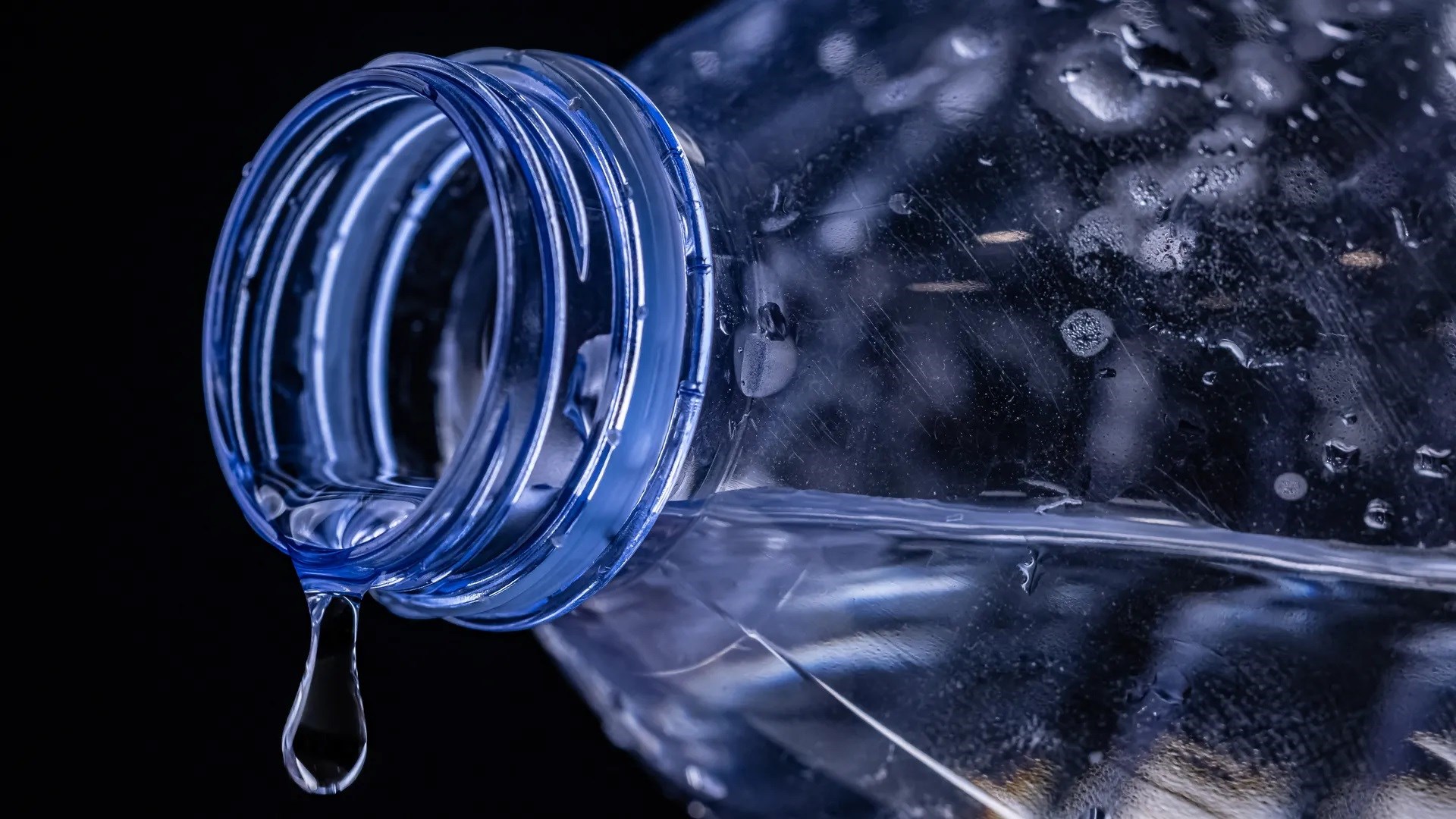 Pet şişelerden gerçekten temiz “su” içtiğinize emin misiniz?