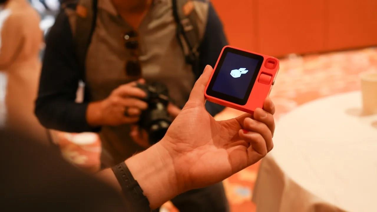 AI cep asistanı Rabbit R1 rekor kırdı: Ön siparişler tükendi