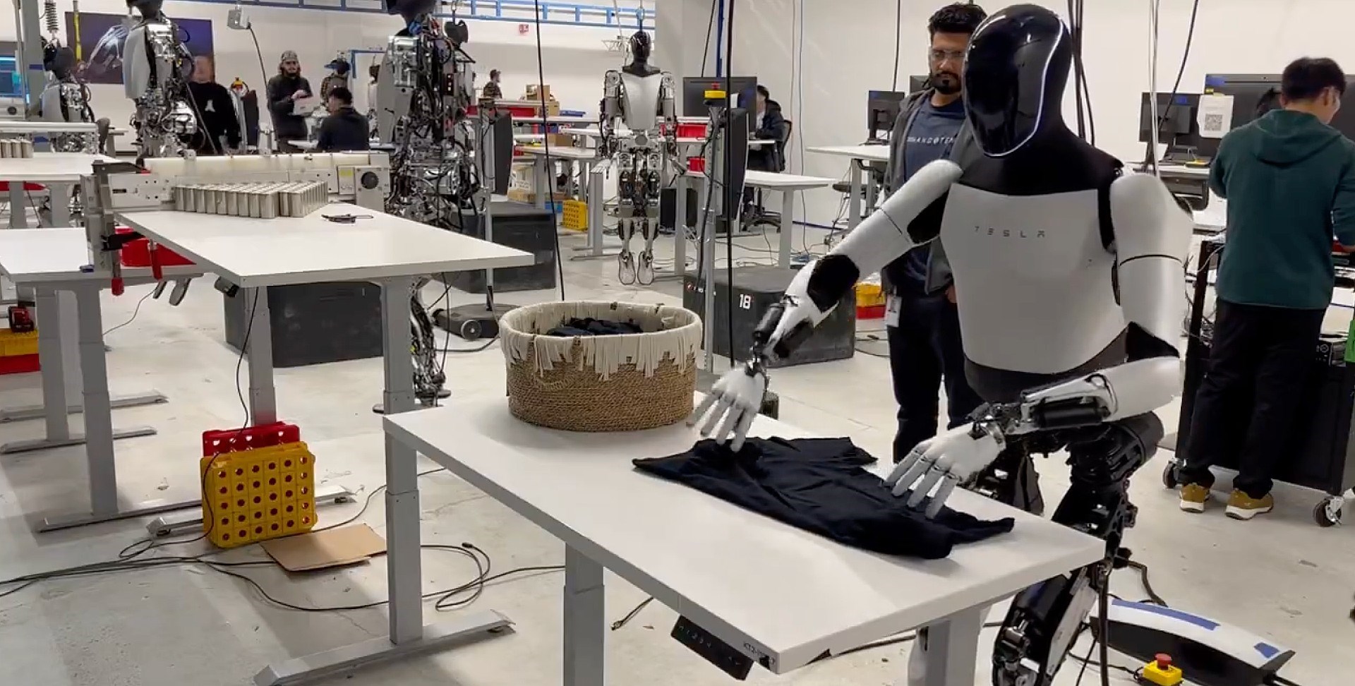 Tesla’nın insansı robotu artık tişört katlayabiliyor!