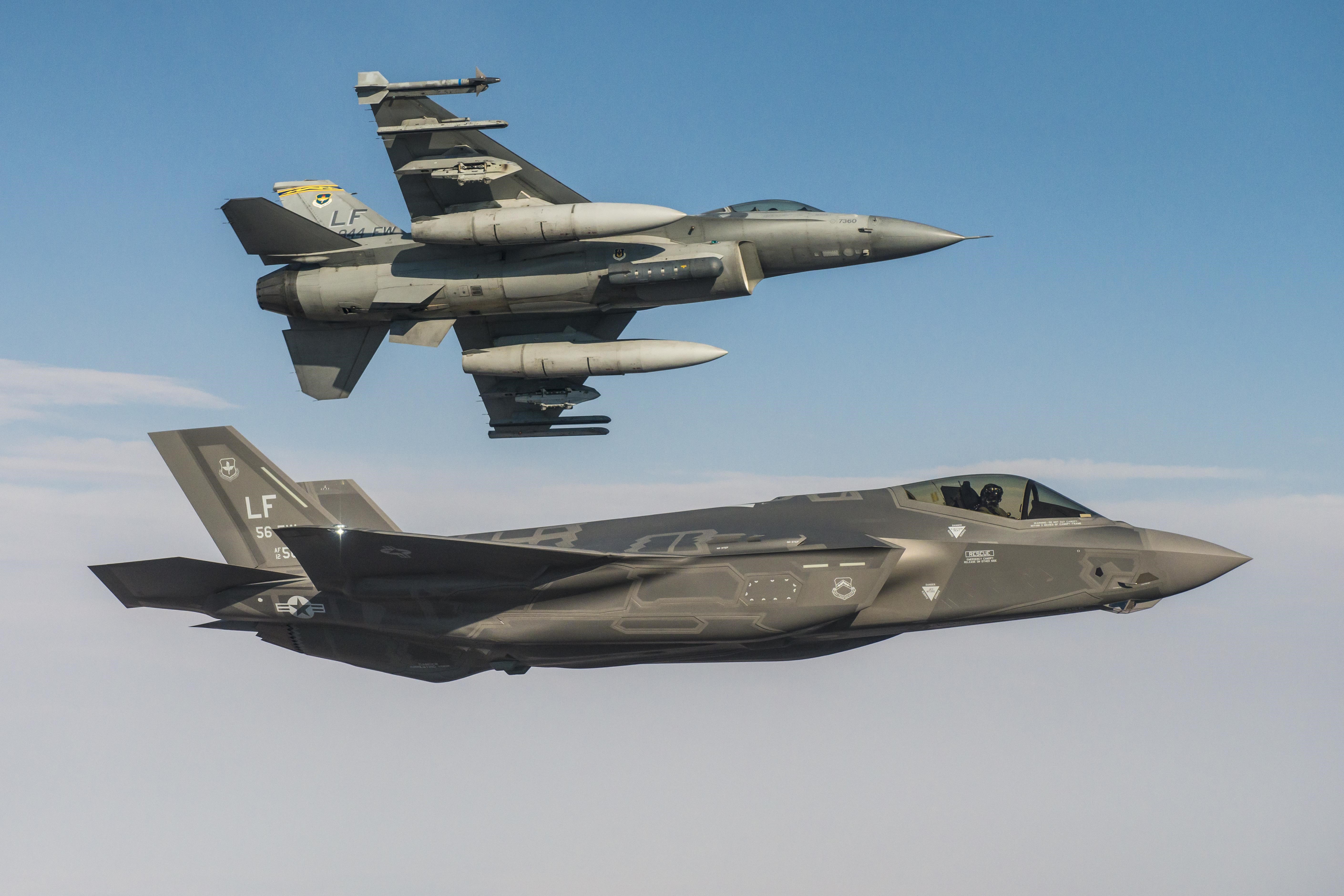 Türkiye, F-16 alırken Yunanistan ise F-35 aldı: Merak edilenler