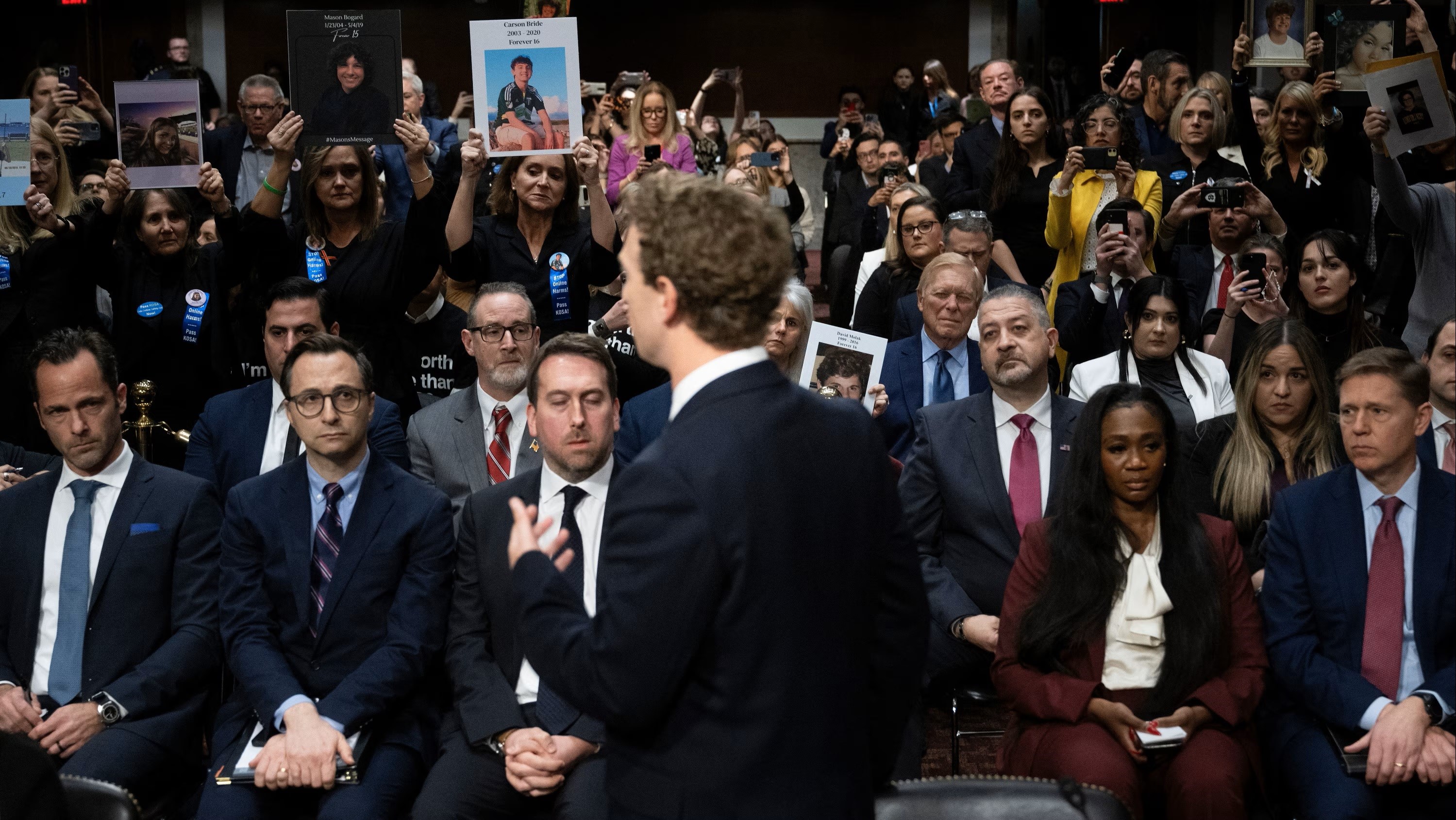 Mark Zuckerberg, çocukları koruyamadıkları için özür diledi
