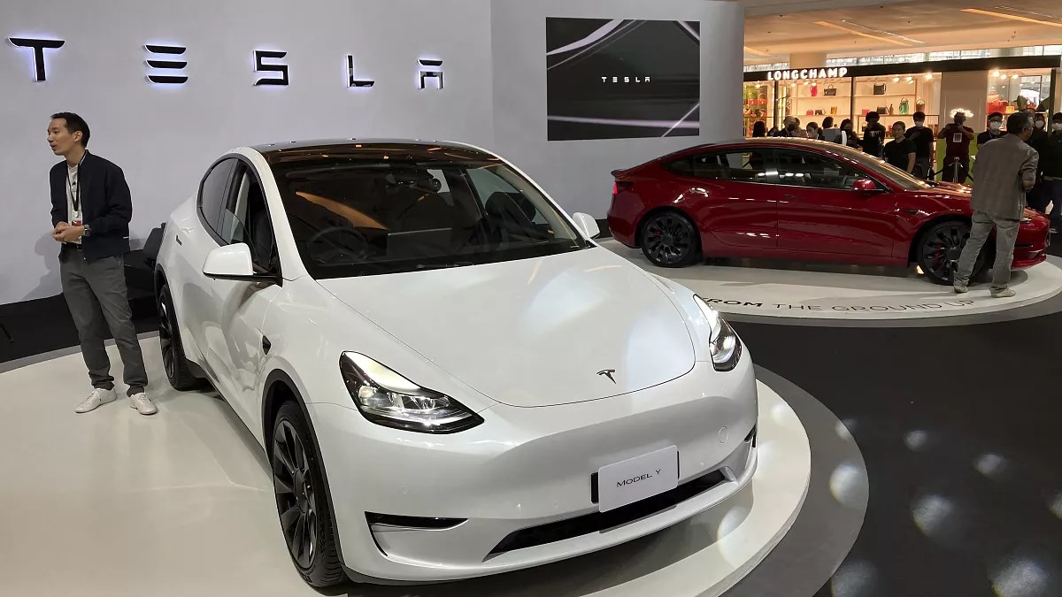 Tesla, 2 milyon aracını geri çağırıyor