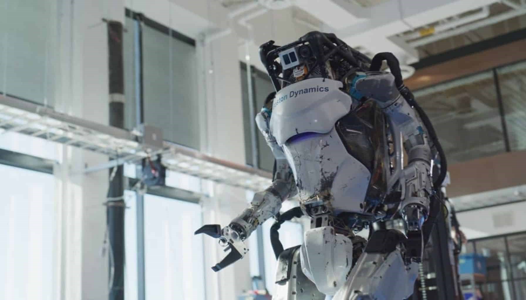 İnsansı robot Atlas, otomotiv işleri için kolları sıvadı