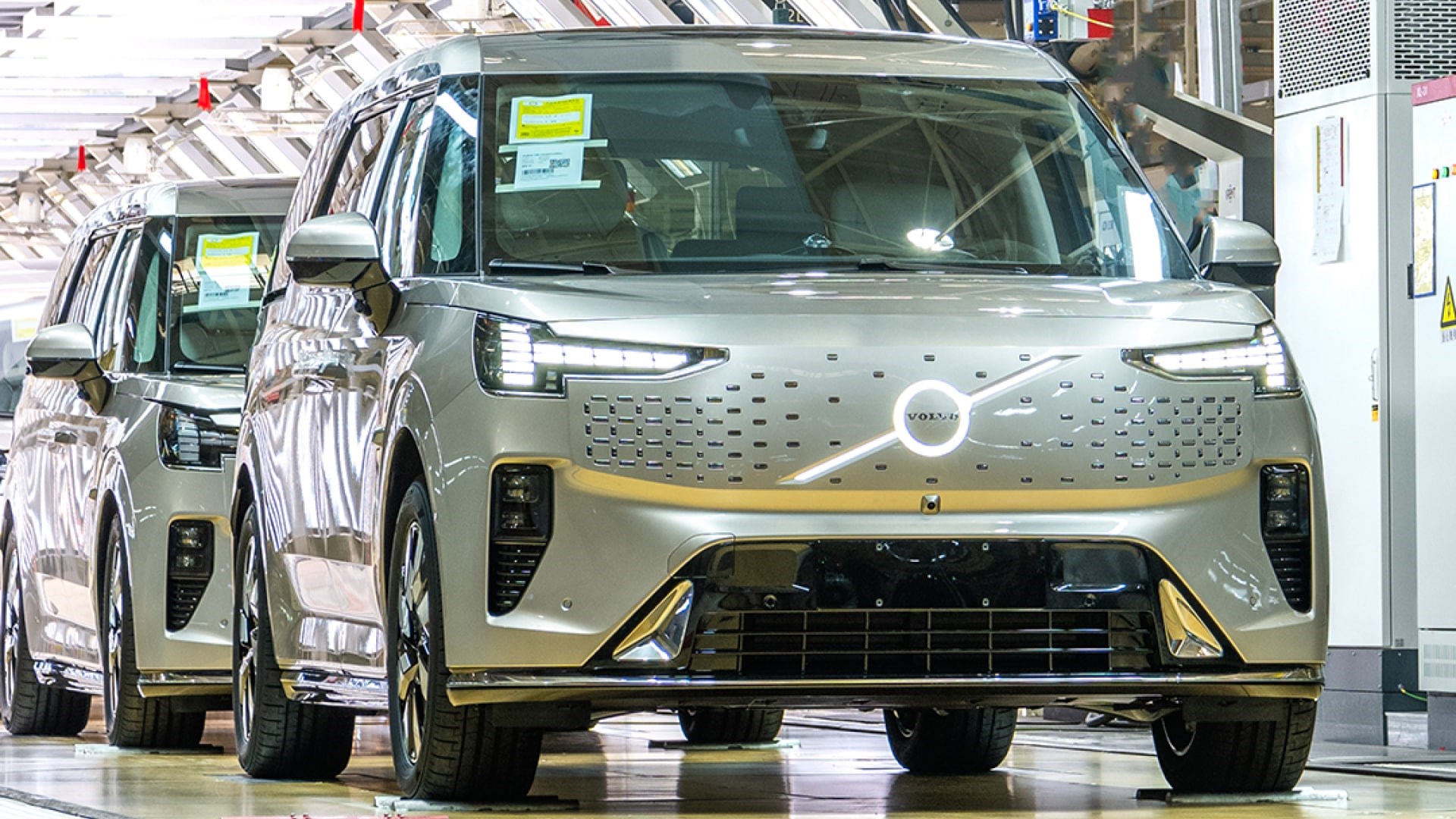 Volvo'nun ilk minivanı EM90 üretime girdi: 738 km menzil sunuyor