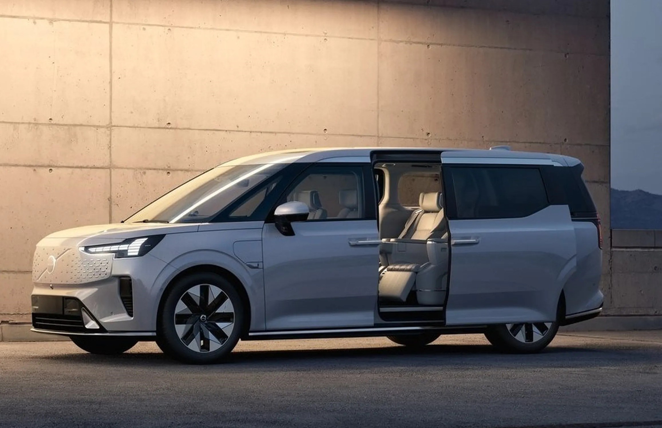 Volvo'nun ilk minivanı EM90 üretime girdi: 738 km menzil sunuyor