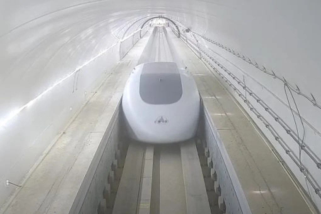 Çin'in hyperloop treni 623 km/h'lik hız rekorunu kırdı