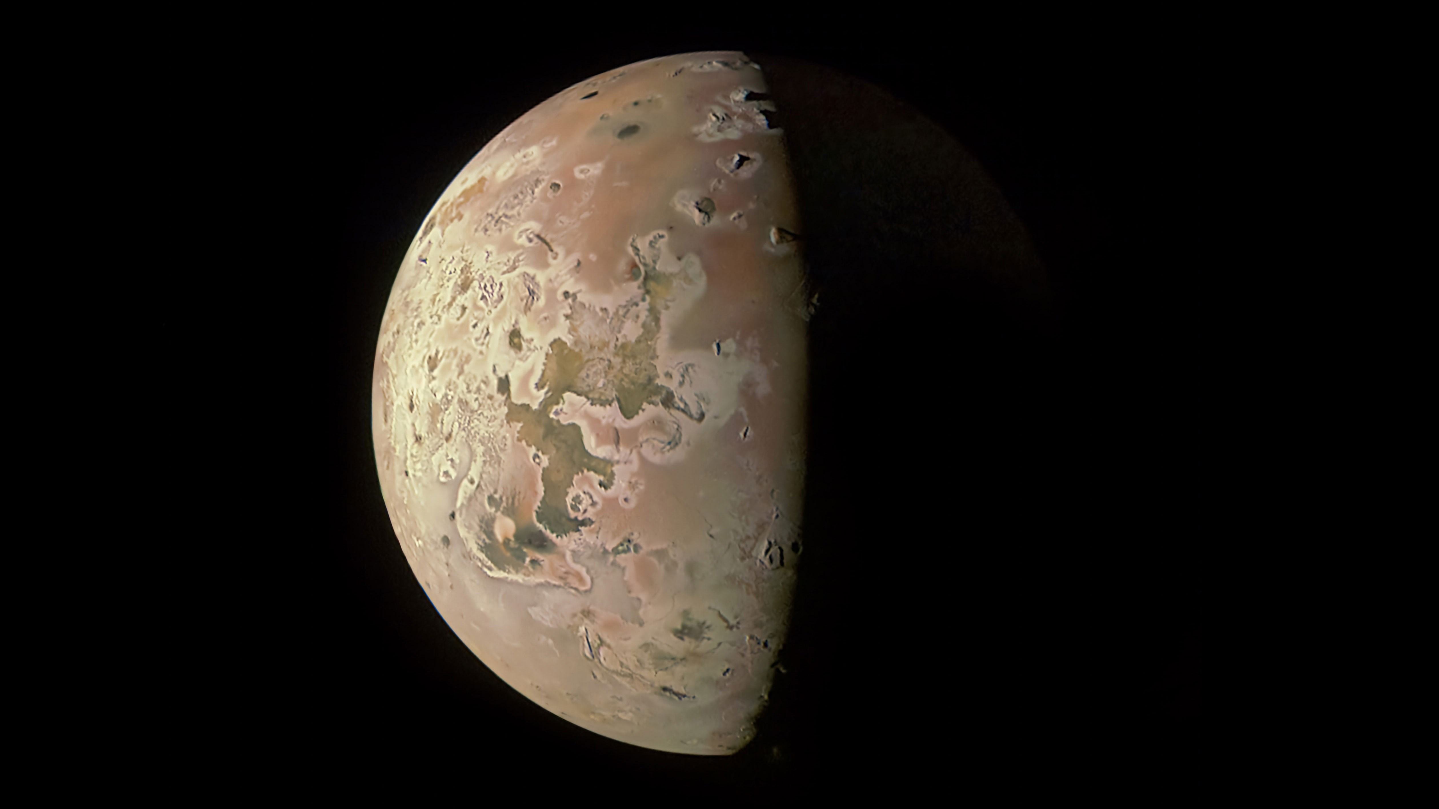 NASA, Jüpiter'in uydusu Io’nun etkileyici görselini yayınladı