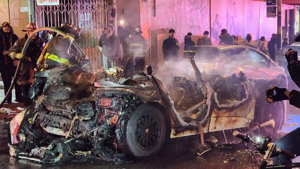 İnsanlar sürücüsüz taksiye saldırarak aracı ateşe verdi