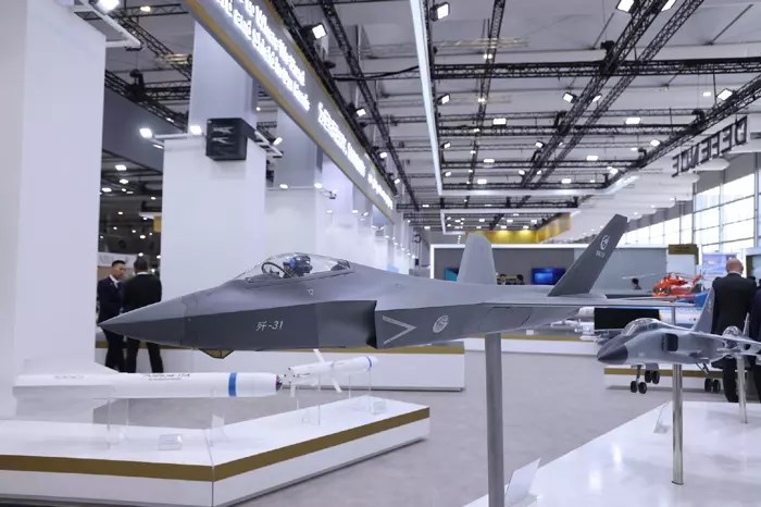Çin'in F-35'e rakip yeni nesil savaş uçağı görücüye çıktı