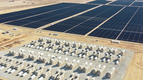 Dünyanın en büyük güneş ve enerji depolama tesisi faaliyete geçti
