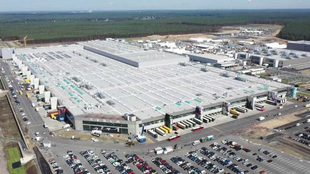 Almanya'da Tesla fabrikasının genişleme planı protesto edildi