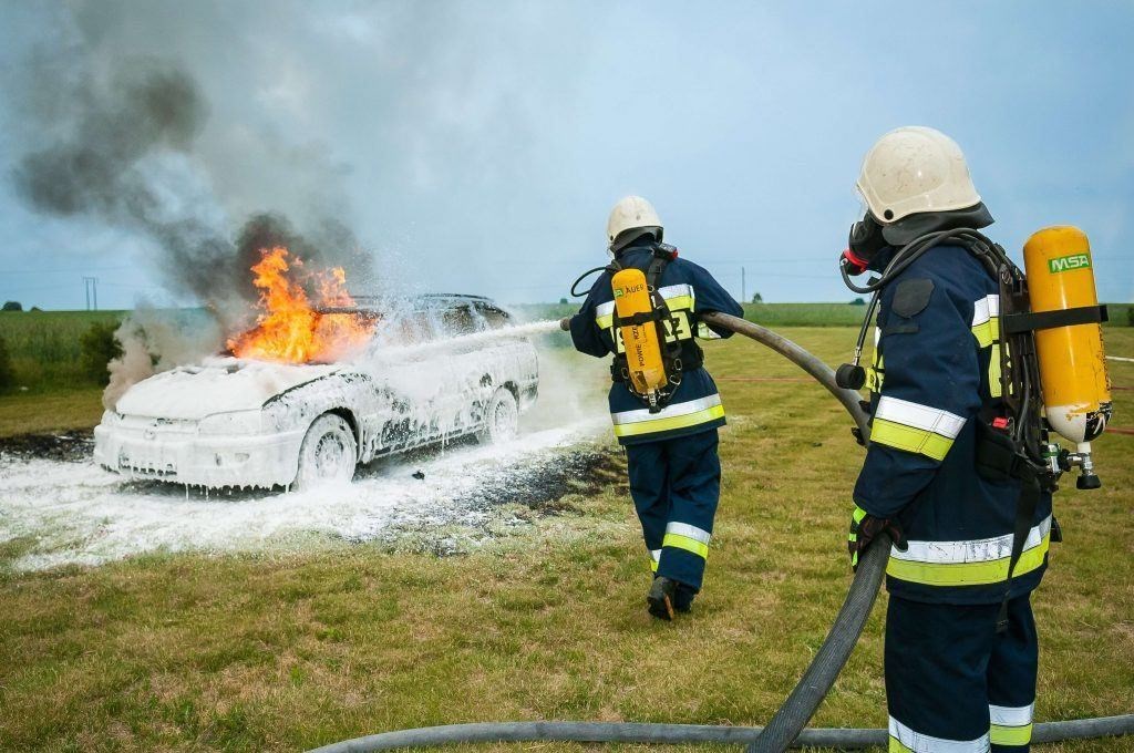 Elektrikli otomobil yangınlarına suyla müdahale etmeyin uyarısı