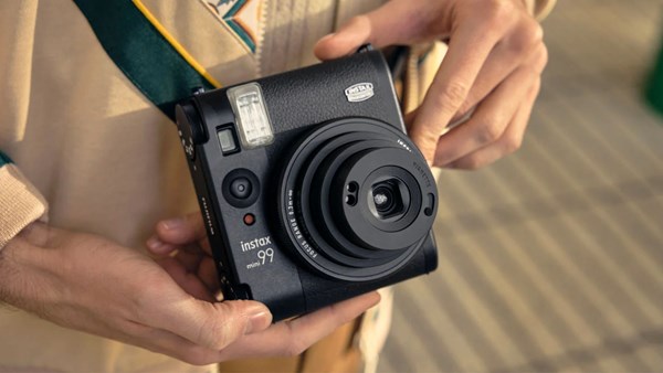 Instax Mini 99 firmanın en donanımlı şipşak kamerası oldu