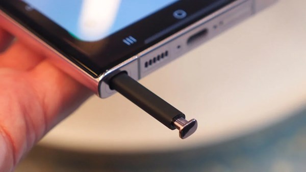 Galaxy S24 Ultra kullanıcılarının ilginç şikayeti: S-Pen kokuyor!