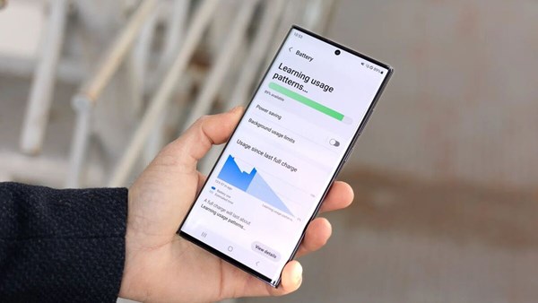 Samsung, telefonlarından kaldırdığı pil özelliğini geri getiriyor