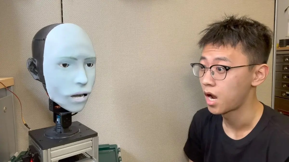 İnsan yüz ifadesini önceden tahmin eden ve taklit eden robot