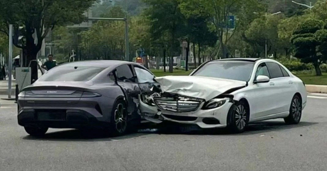 Xiaomi SU7 ilk kazasını Mercedes-Benz ile yaptı! İşte görüntüler