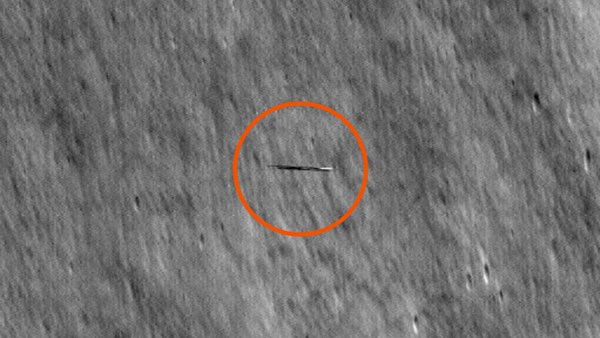 NASA, Ay'ın yörüngesinde dönen tuhaf bir şey tespit etti