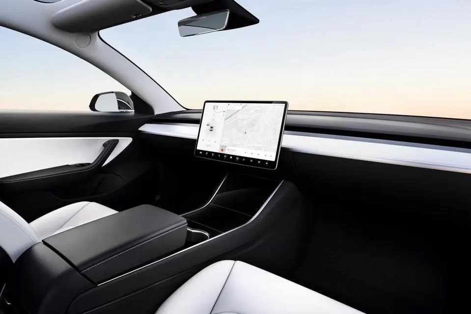 Tesla, ucuz elektrikli otomobilini geri plana atıyor