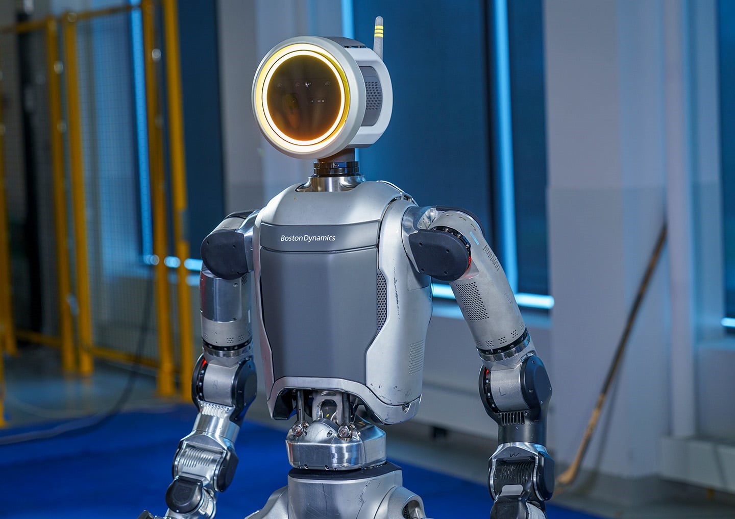 Tamamen elektrikli insansı robot Atlas, yetenekleriyle büyülüyor