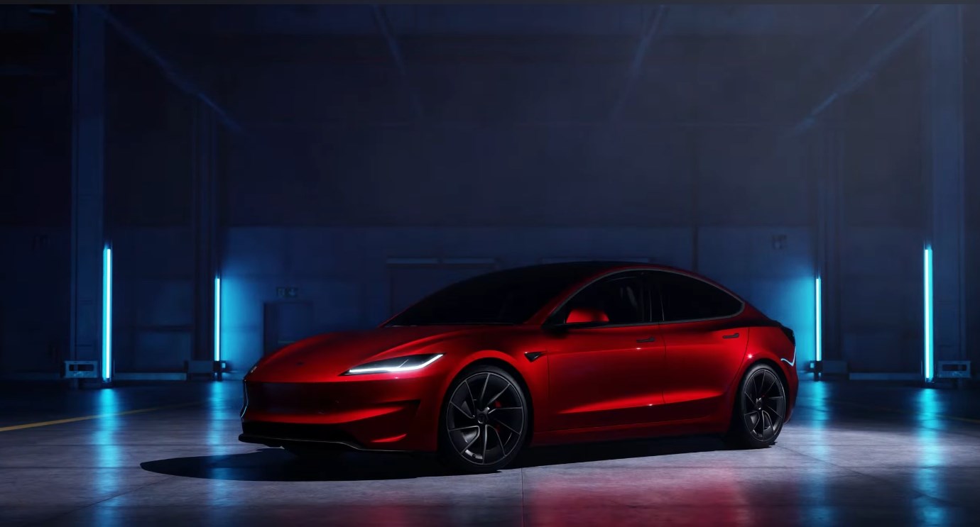 Yeni Tesla Model 3 Performance tanıtıldı: İşte özellikleri
