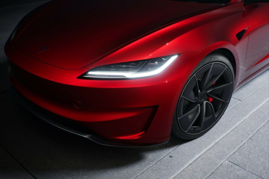 Yeni Tesla Model 3 Performance tanıtıldı: İşte özellikleri