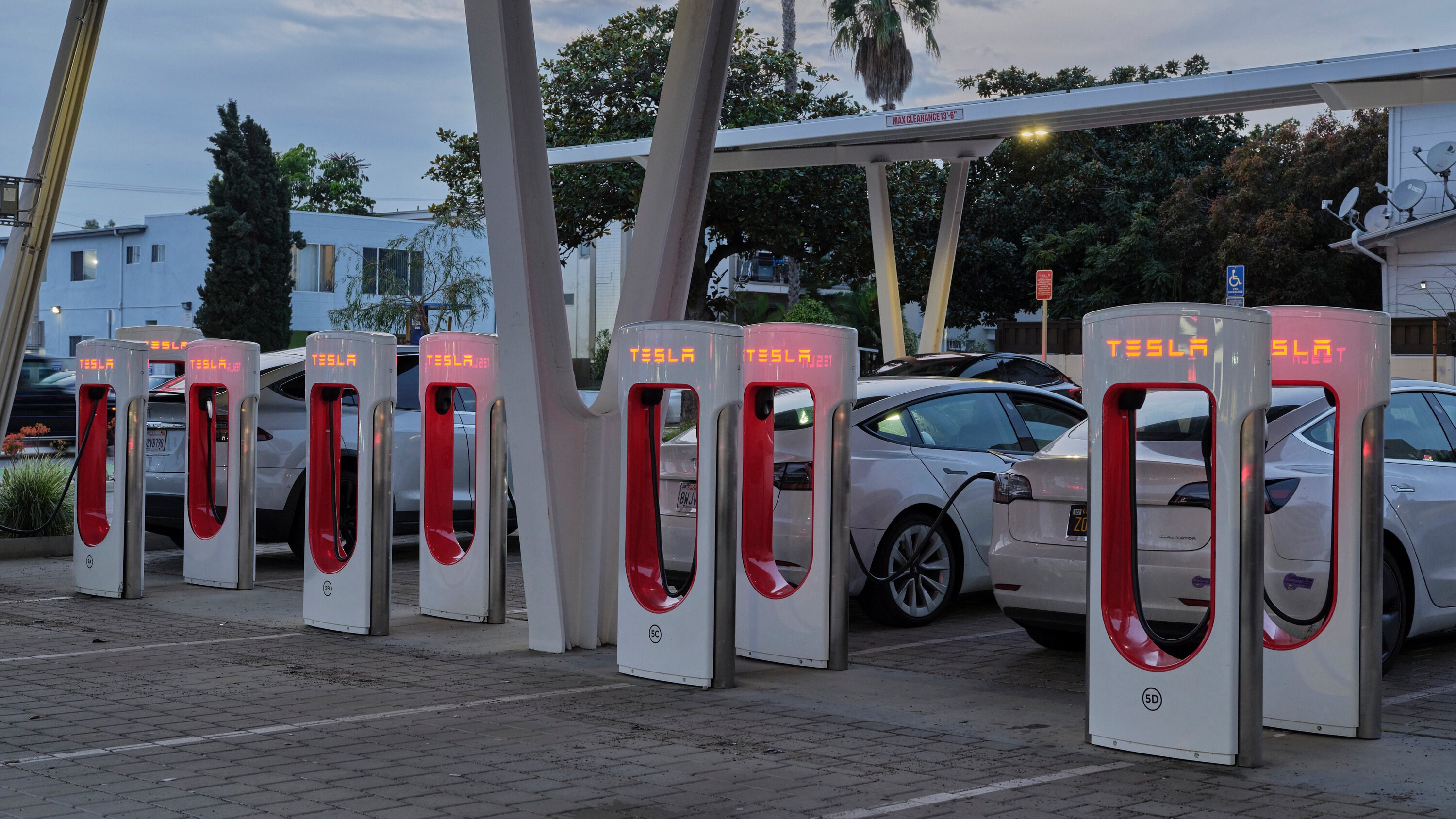 Tesla, Supercharger planlarında frene basıyor