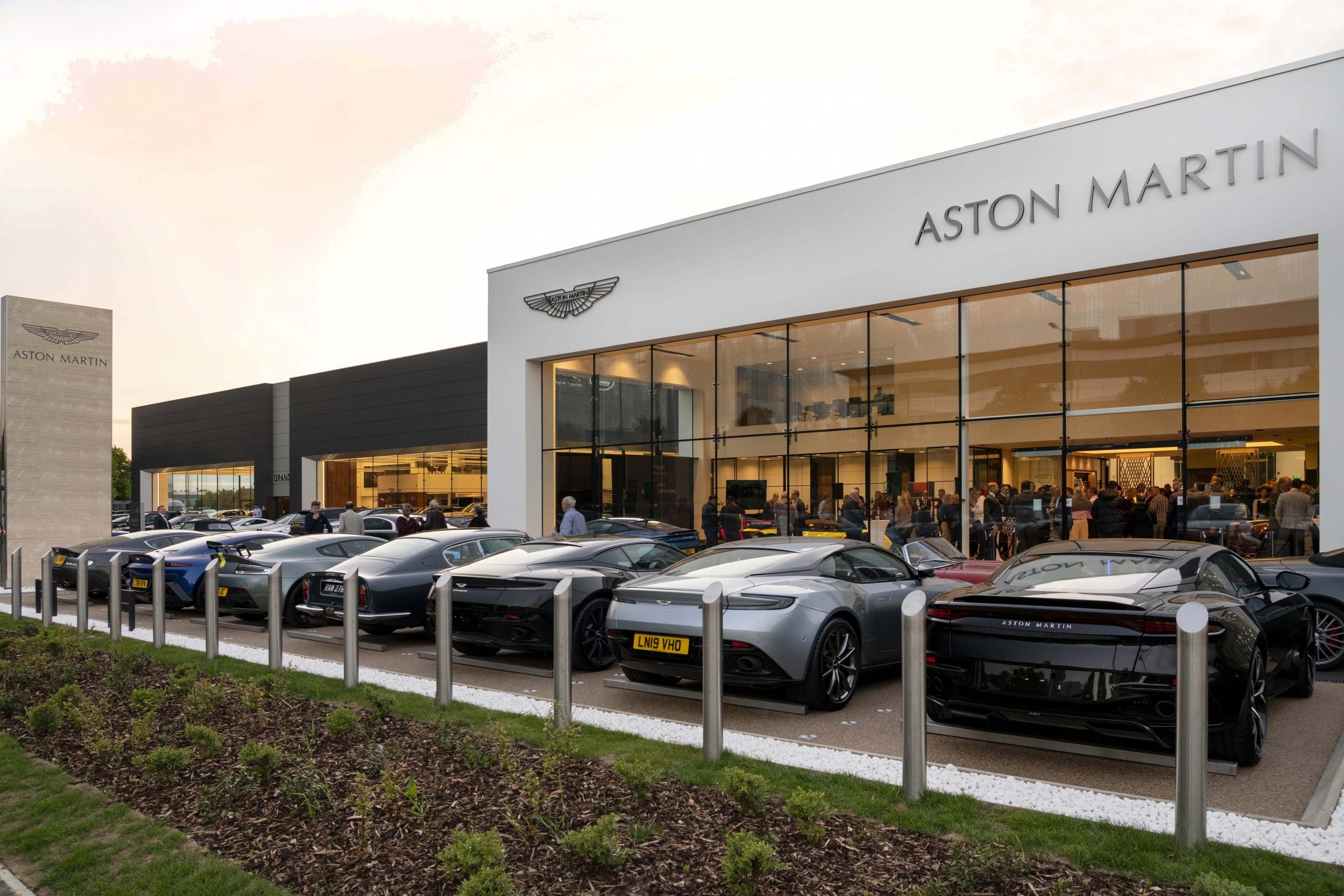 Aston Martin yeni V12 motorunu tanıttı: Yeni bir çağ başlıyor