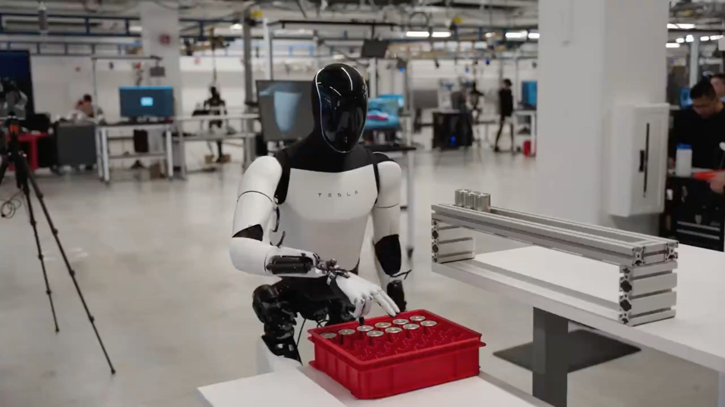 Tesla’nın insansı robotu Optimus, fabrikada hünerlerini sergiledi