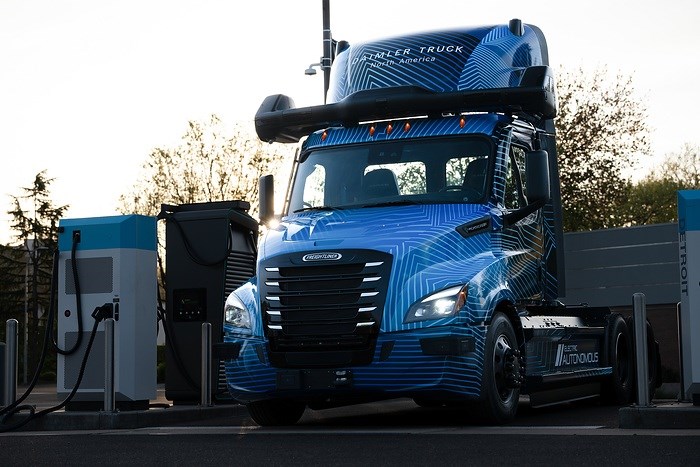 Daimler, otonom sürüşe sahip elektrikli kamyonunu tanıttı
