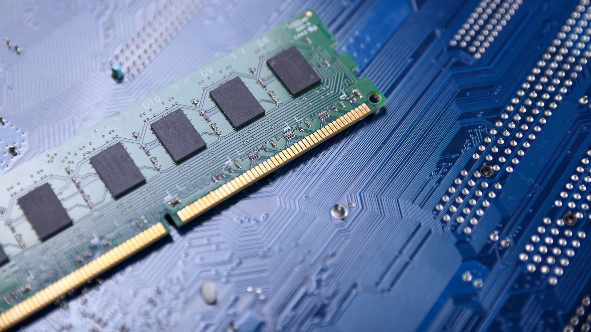 Samsung ve SK hynix, DDR3 belleklerin fişini çekti