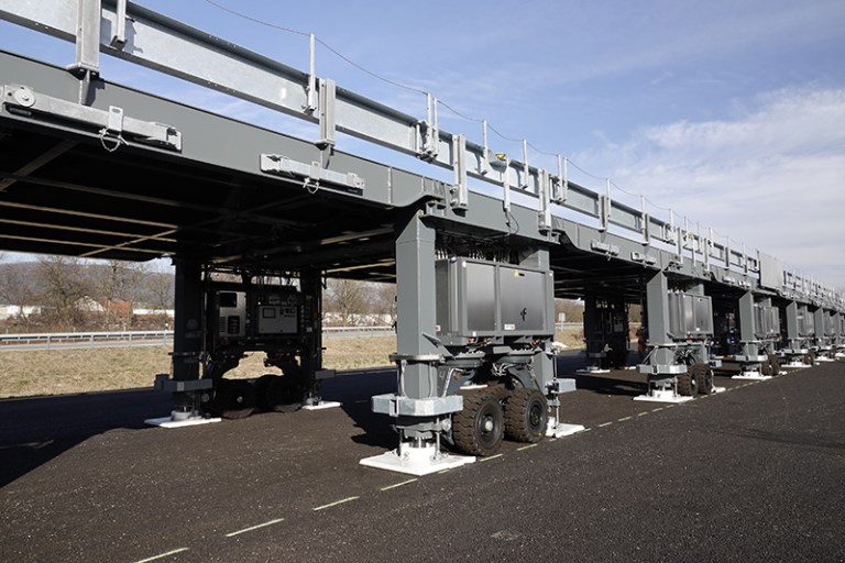 Mobil köprüyle, yol çalışmalarındaki trafik çilesi sona eriyor