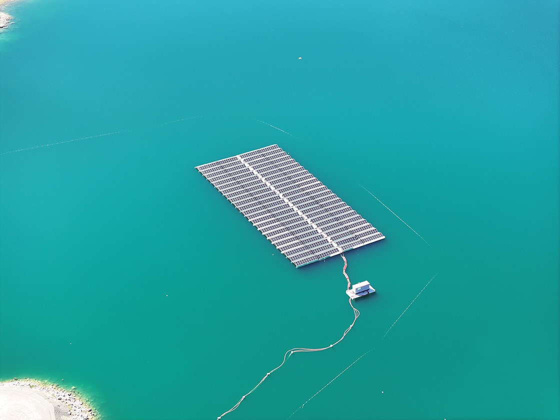 Türkiye'nin ilk yüzer güneş enerjisi santrali üretime başlıyor
