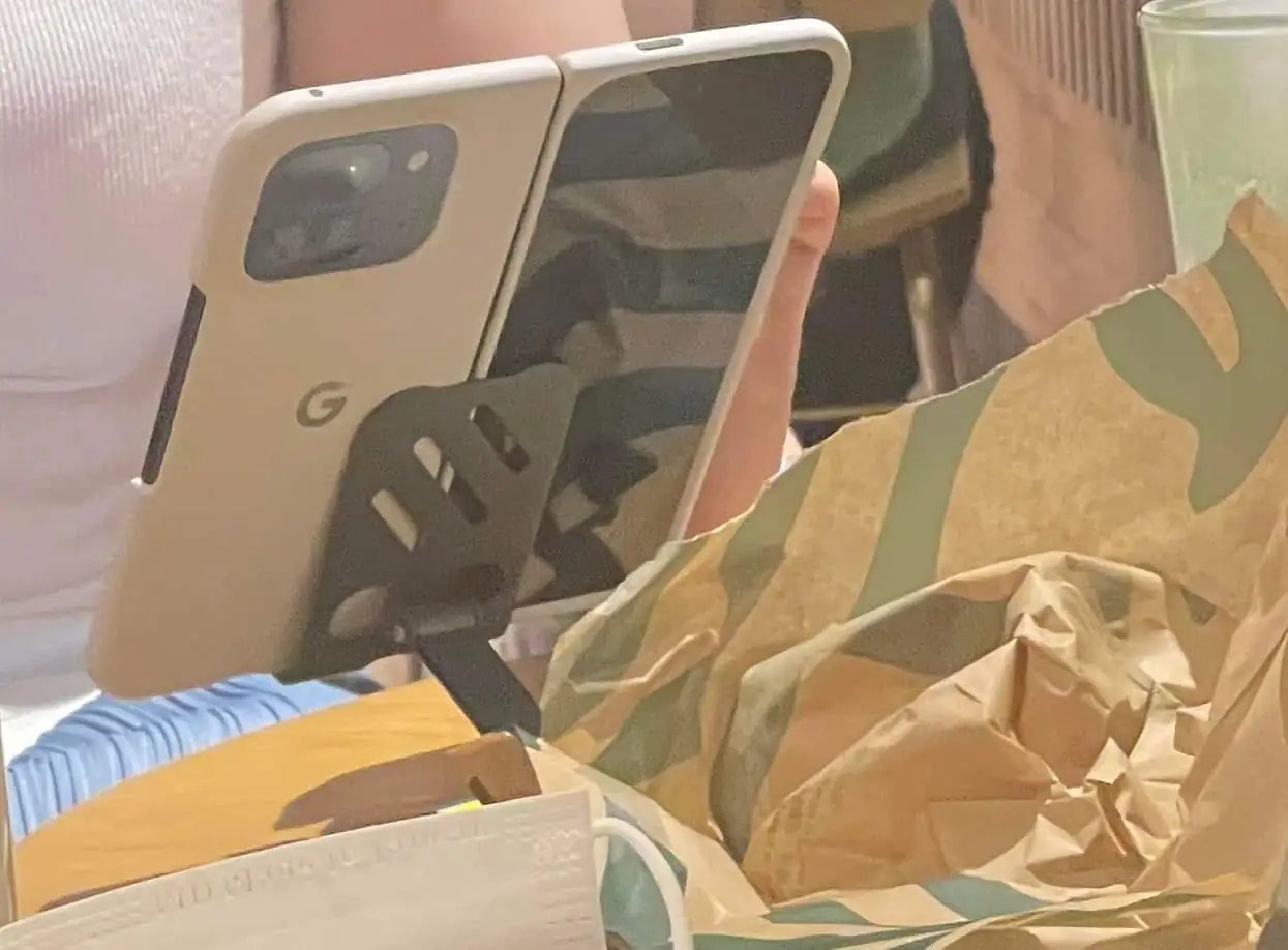 Orijinal kılıflı Pixel 9 Pro Fold, canlı olarak görüntülendi