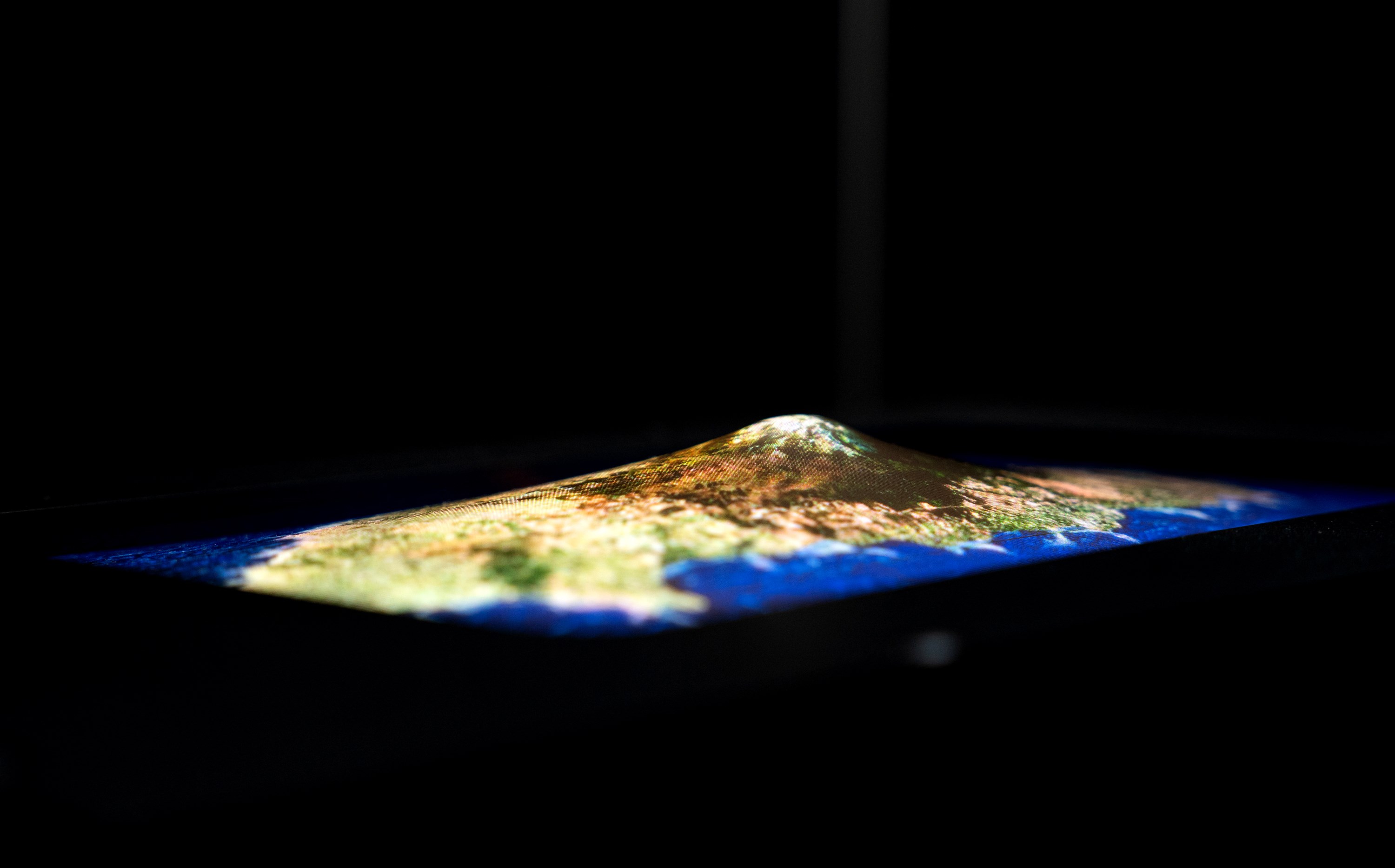 Samsung, lastik gibi esneyebilen Micro LED ekran tanıttı