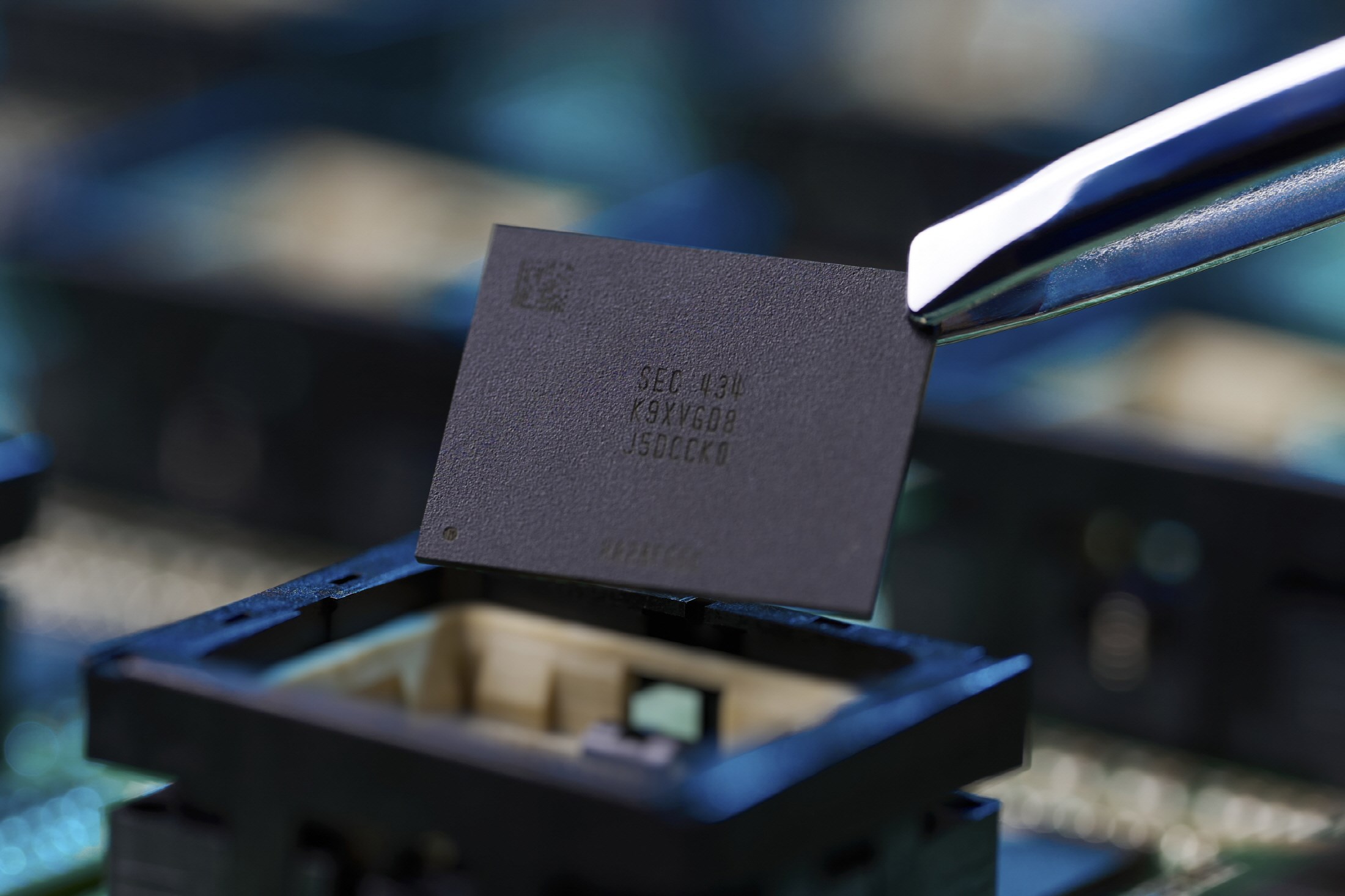 Samsung, sektörün ilk 9. Nesil QLC V-NAND seri üretimine başladı