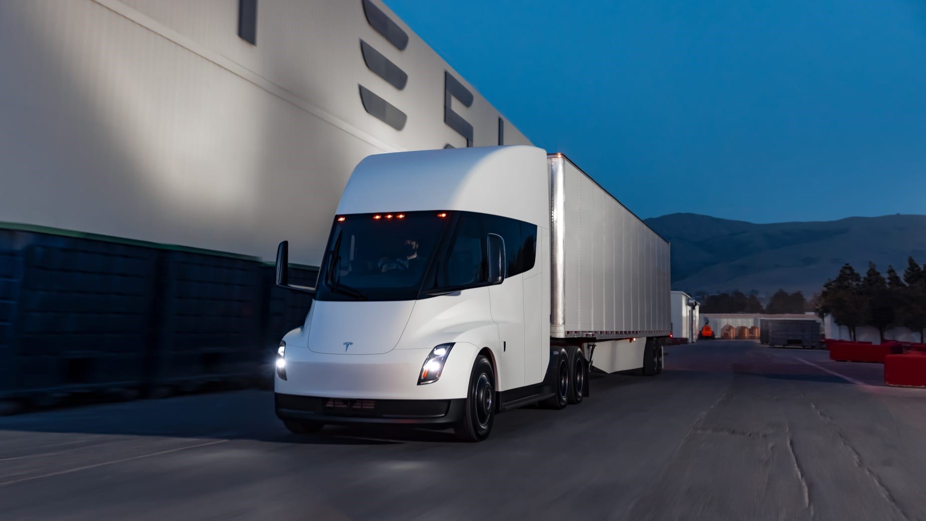 Tesla Semi yangınını söndürmek için tam 190 ton su harcandı
