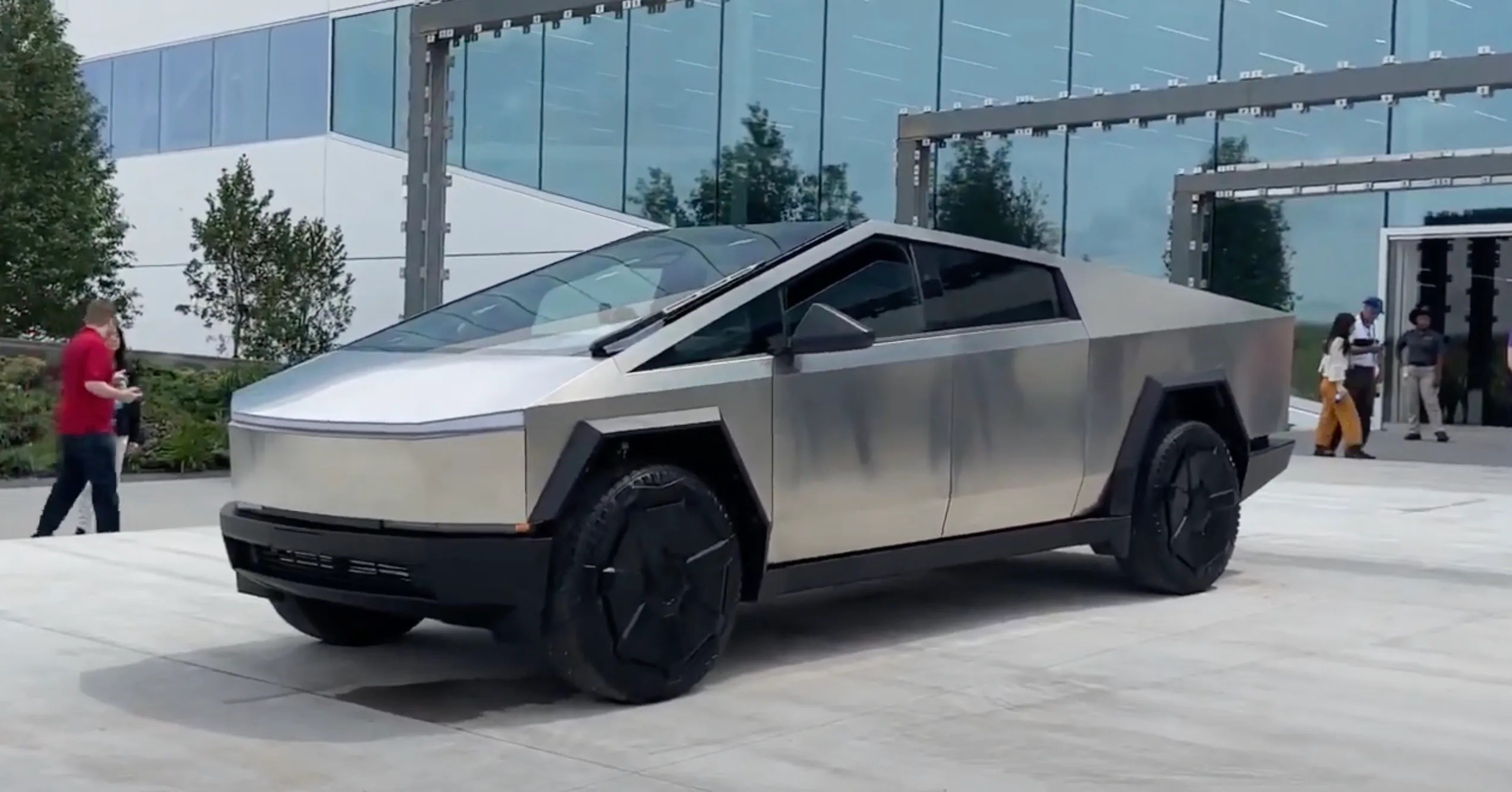 Tesla Cybertruck'lar nihayet FSD özelliğini almaya başladı