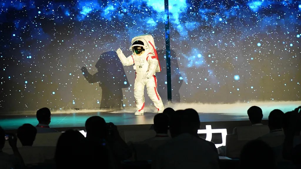 Çin, insanlı Ay yolculuğu için yeni uzay giysisini tanıttı
