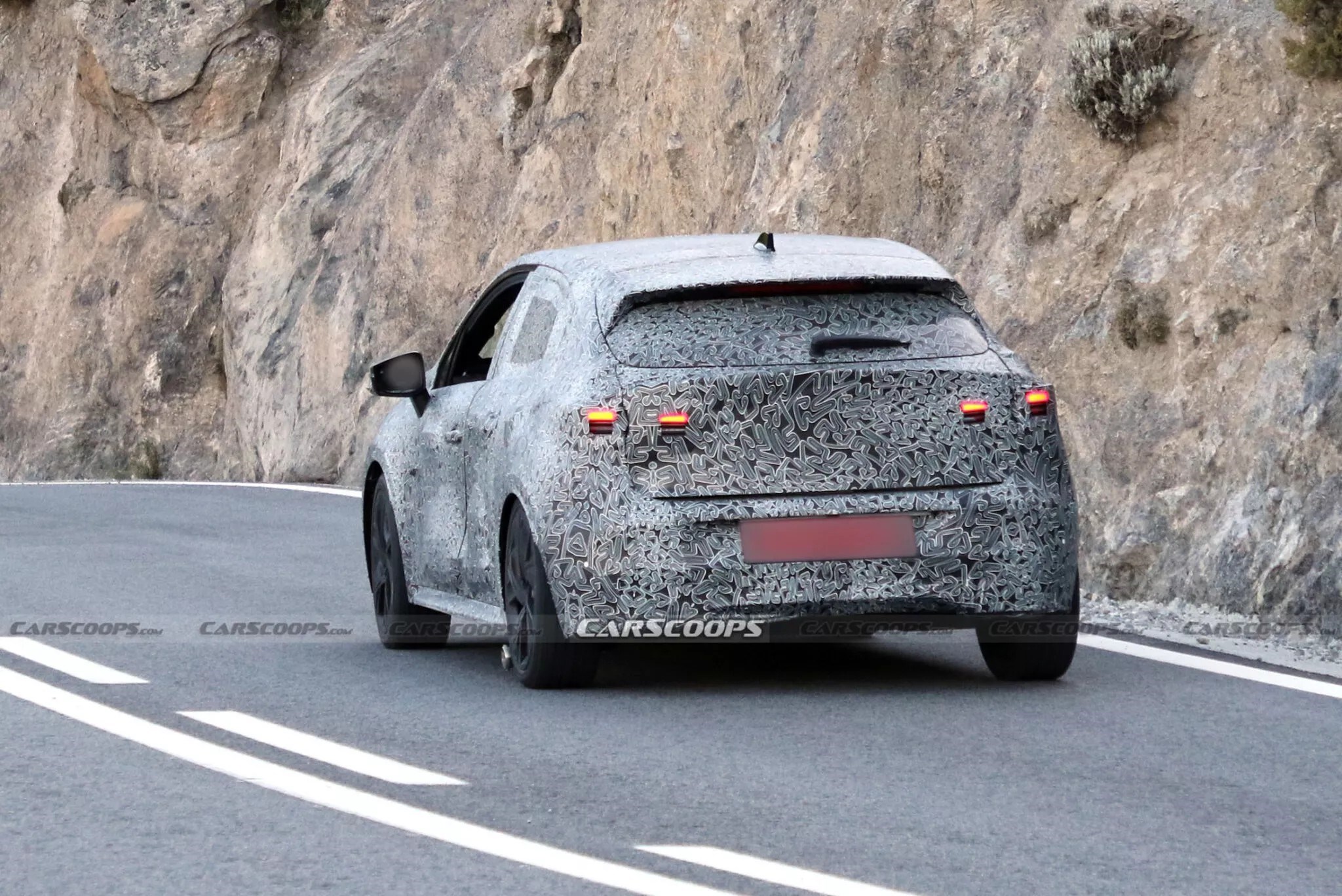 Yeni nesil Renault Clio'nun ilk casus fotoğrafları yayınlandı
