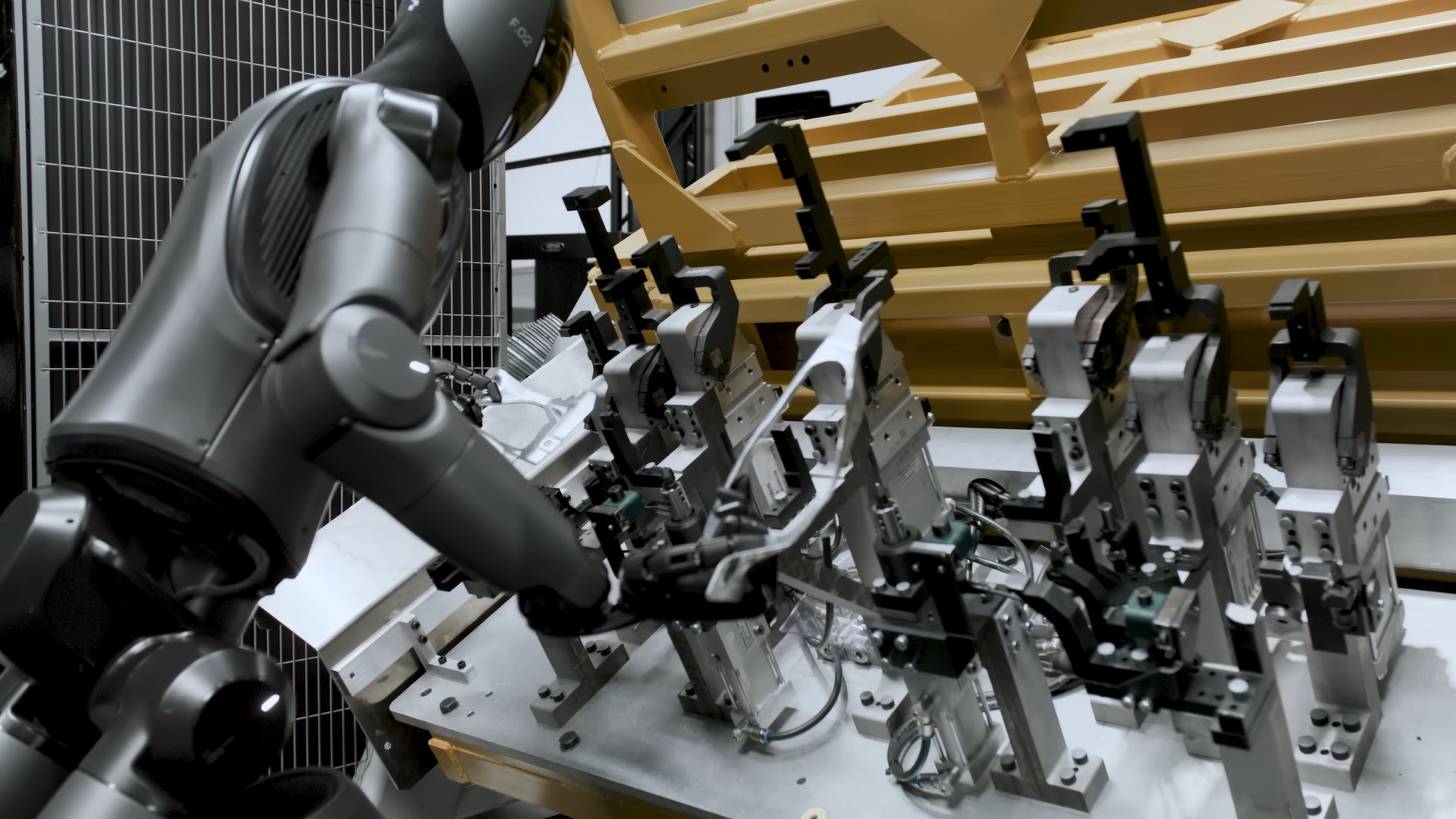 İşçiler tehlikede: BMW’de çalışan insansı robot artık 4 kat hızlı