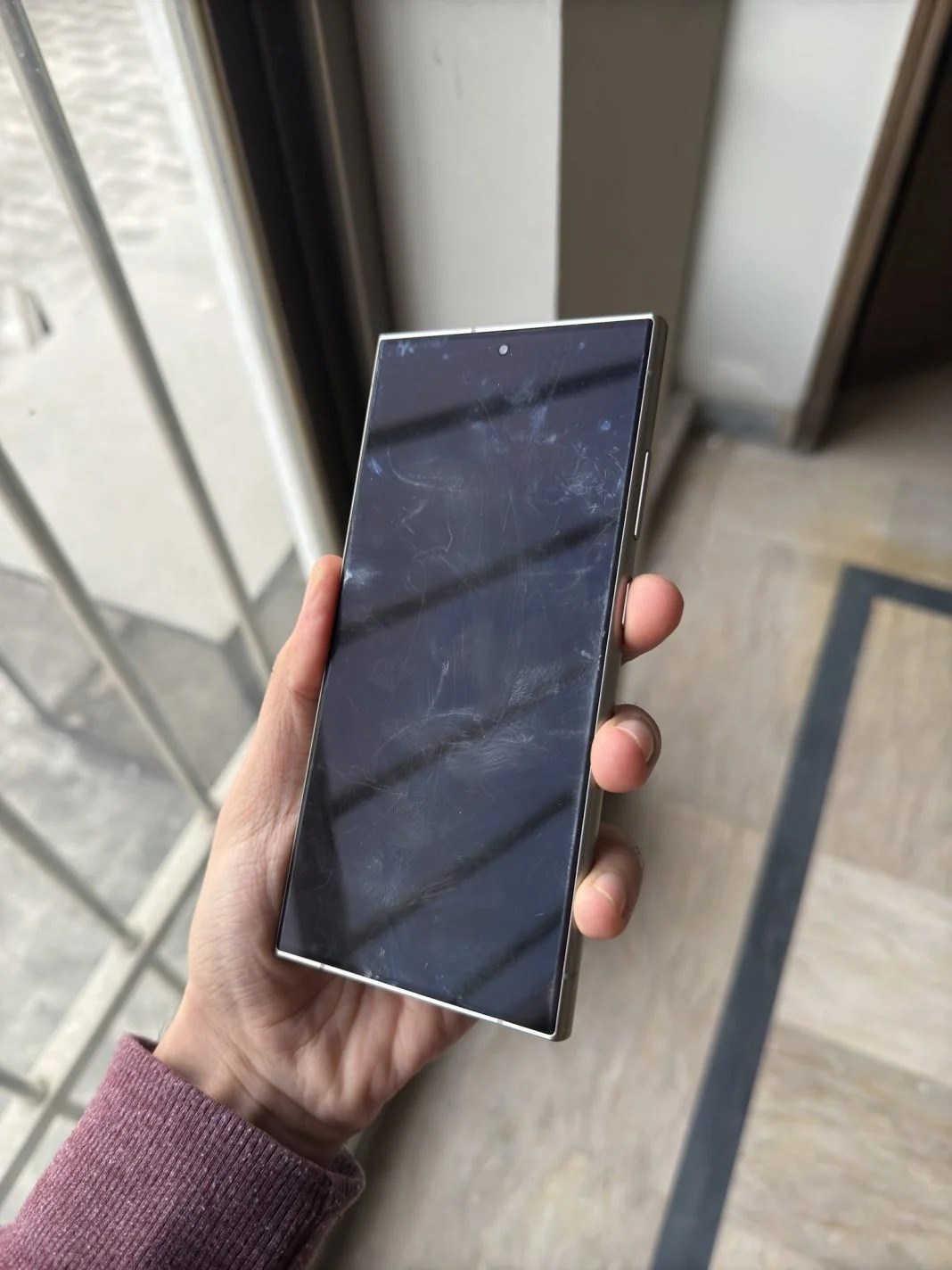 Samsung Galaxy S24 Ultra’nın yansıma önleyici kaplaması soyuluyor