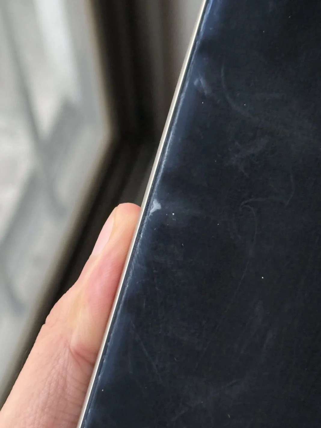 Samsung Galaxy S24 Ultra’nın yansıma önleyici kaplaması soyuluyor