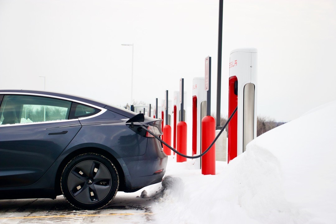 Tesla soğuk havalarda şarj performansını artıran teknoloji sundu